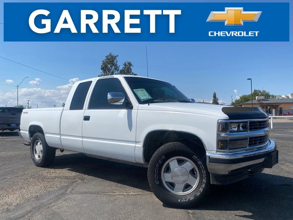 1990 Chevrolet 1500 Pickups Base in White — front three-quarter view